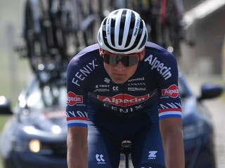 Mathieu van der Poel počas prehliadky trate Paríž - Roubaix 2022.