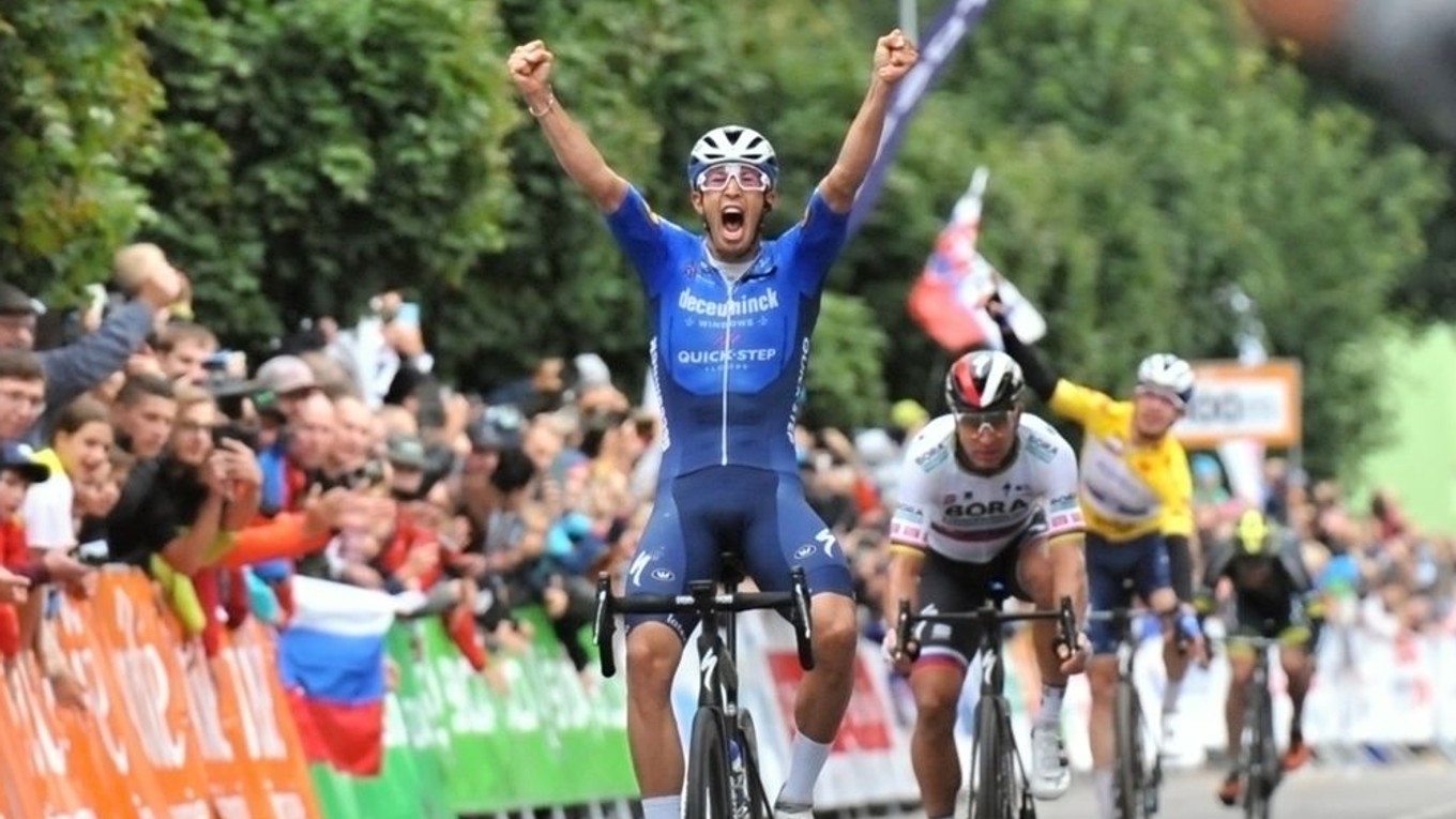 Nemecký cyklista Jannik Steimle víťazi pred Petrom Saganom v 2. etape Okolo Slovenska 2021.