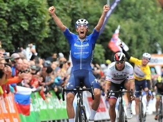 Nemecký cyklista Jannik Steimle víťazi pred Petrom Saganom v 2. etape Okolo Slovenska 2021.