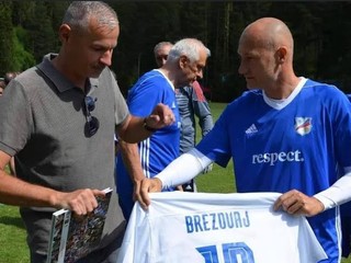 Patrik Brezovaj (vľavo) preberá pamätný dres so svojím menom.