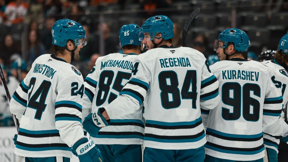 Pavol Regenda oslavuje gól so spoluhráčmi. 