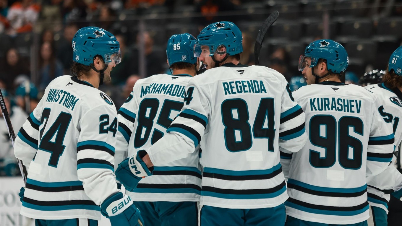 Pavol Regenda oslavuje gól so spoluhráčmi. 