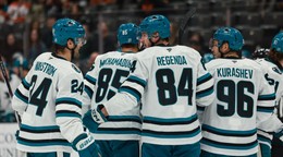 Pavol Regenda oslavuje gól so spoluhráčmi.