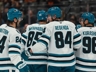 Pavol Regenda oslavuje gól so spoluhráčmi. 