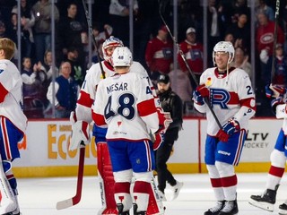 Filip Mešár so spoluhráčmi z Laval Rocket.