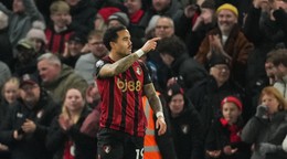 Justin Kluivert z Bournemouthu sa teší z gólu v zápase 19. kola anglickej Premier League.