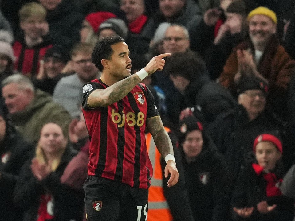 Justin Kluivert z Bournemouthu sa teší z gólu v zápase 19. kola anglickej Premier League.