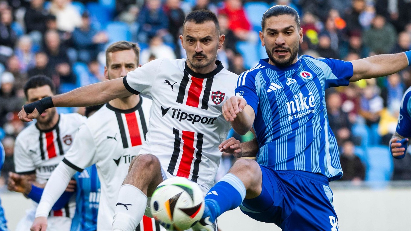 Na snímke zľava Martin Šulek (Trnava) a Kyriakos Savvidis (Slovan)