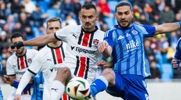 Na snímke zľava Martin Šulek (Trnava) a Kyriakos Savvidis (Slovan)