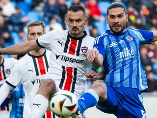 Na snímke zľava Martin Šulek (Trnava) a Kyriakos Savvidis (Slovan)