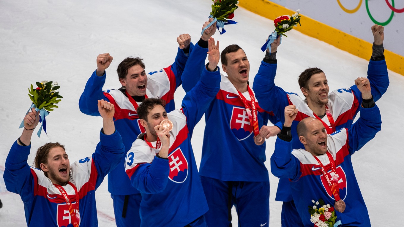 Slovenskí hokejisti oslavujú bronzové medaily na ZOH 2022.