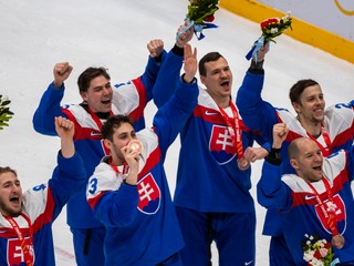 Slovenskí hokejisti oslavujú bronzové medaily na ZOH 2022.