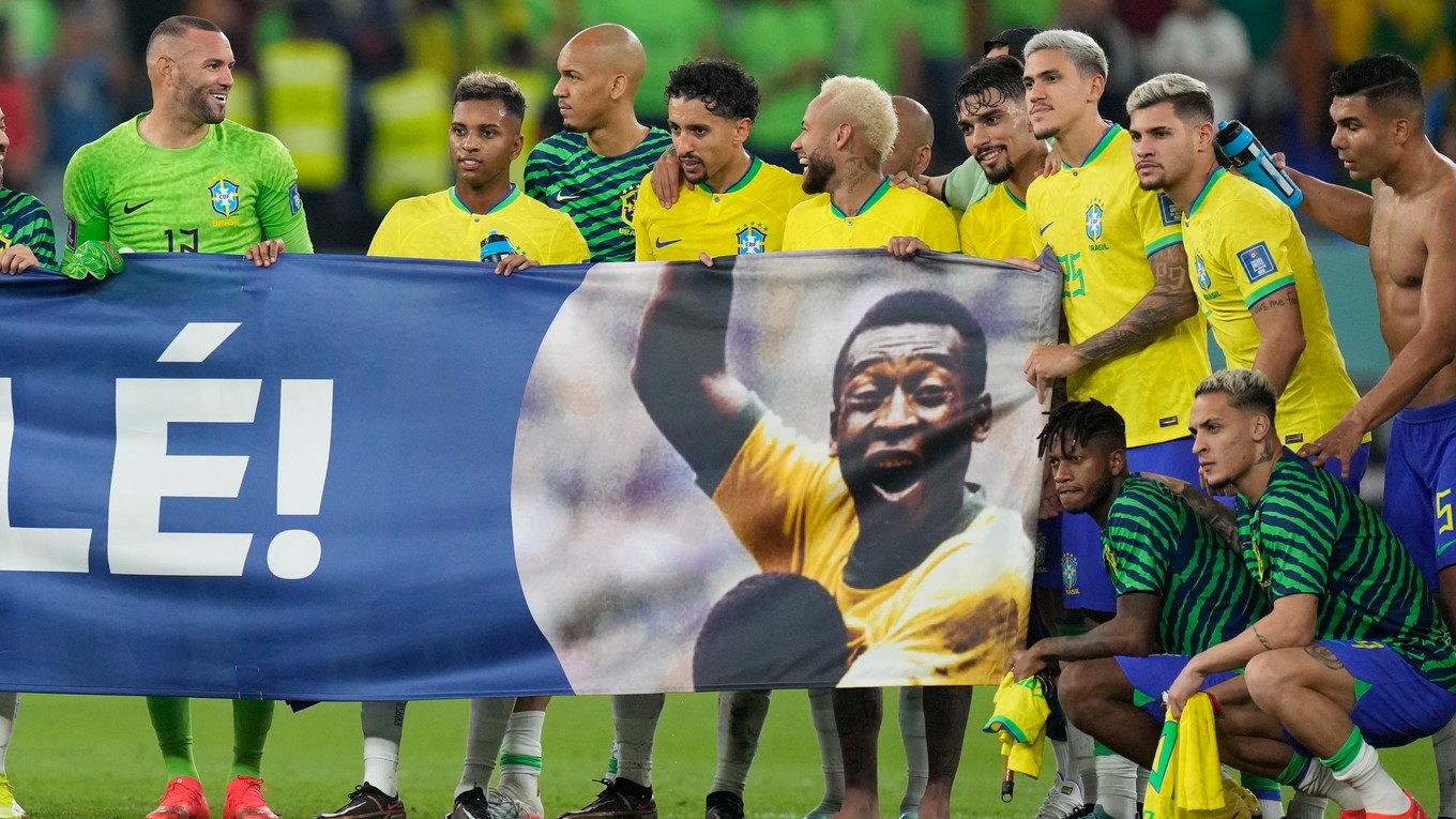 Brazílski futbalisti s transparentom Pelého.