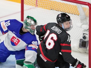 Connor Bedard strieľa gól v zápase Slovensko - Kanada vo štvrťfinále MS v hokeji do 20 rokov 2023.