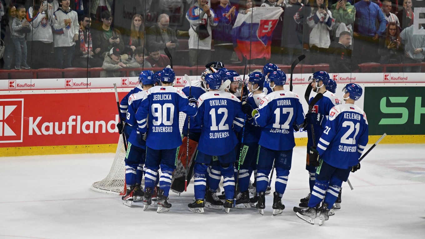 Slovenskí hokejisti po výhre 4:3 nad Rakúskom v prípravnom zápase pred MS.

