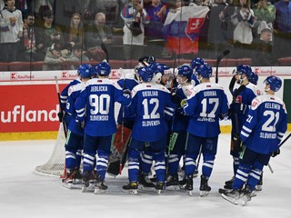 Slovenskí hokejisti po výhre 4:3 nad Rakúskom v prípravnom zápase pred MS.

