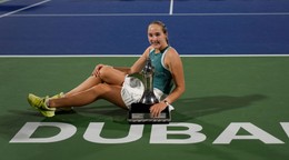 Ruská tenistka Mirra Andrejevová pózuje s trofejou po víťazstve na turnaji WTA 1000 v Dubaji.