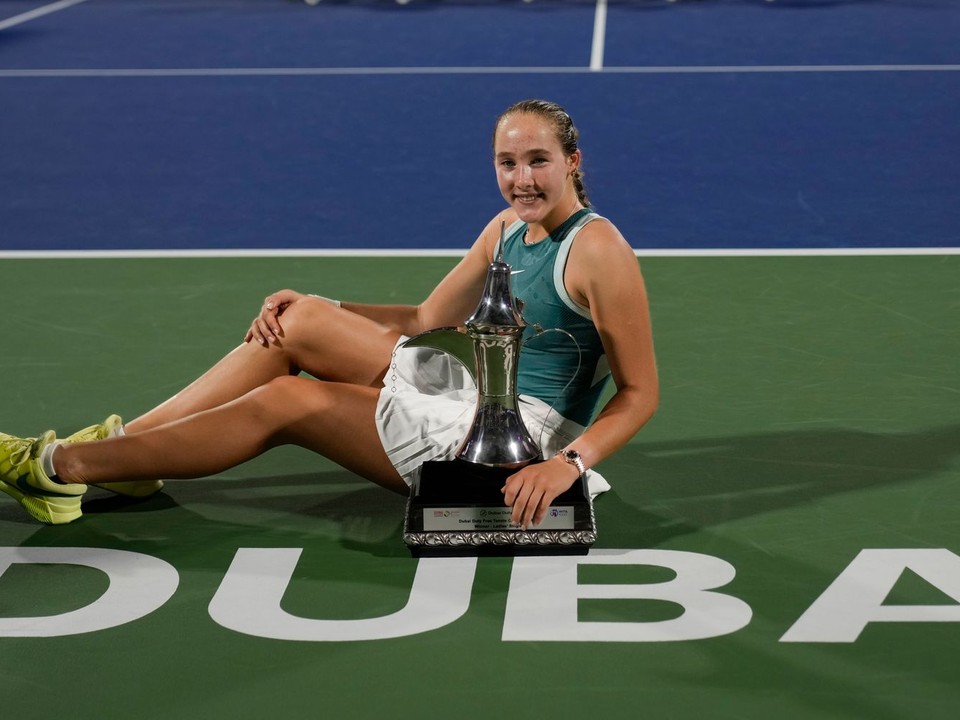 Ruská tenistka Mirra Andrejevová pózuje s trofejou po víťazstve na turnaji WTA 1000 v Dubaji.