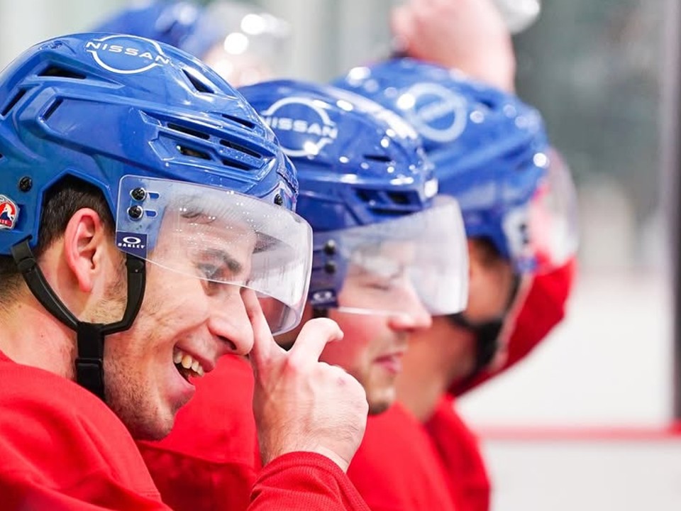 Filip Mešár na lavičke Lavalu. 