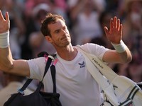Brit Andy Murray odchádza po prehre vo Wimbledone 2023.