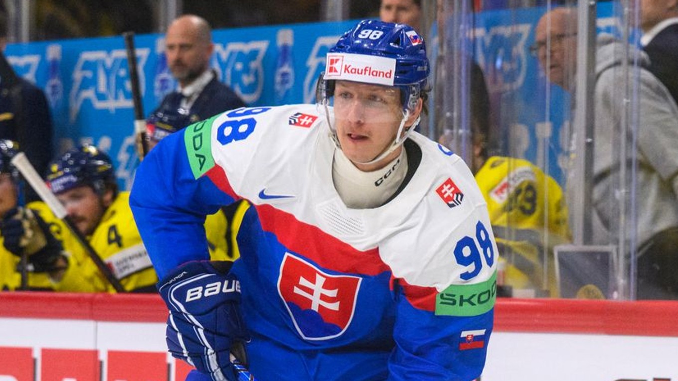 Andrej Golian počas úvodného zápasu na MS v hokeji 2025 proti Švédsku. 