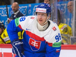 Andrej Golian počas úvodného zápasu na MS v hokeji 2025 proti Švédsku. 