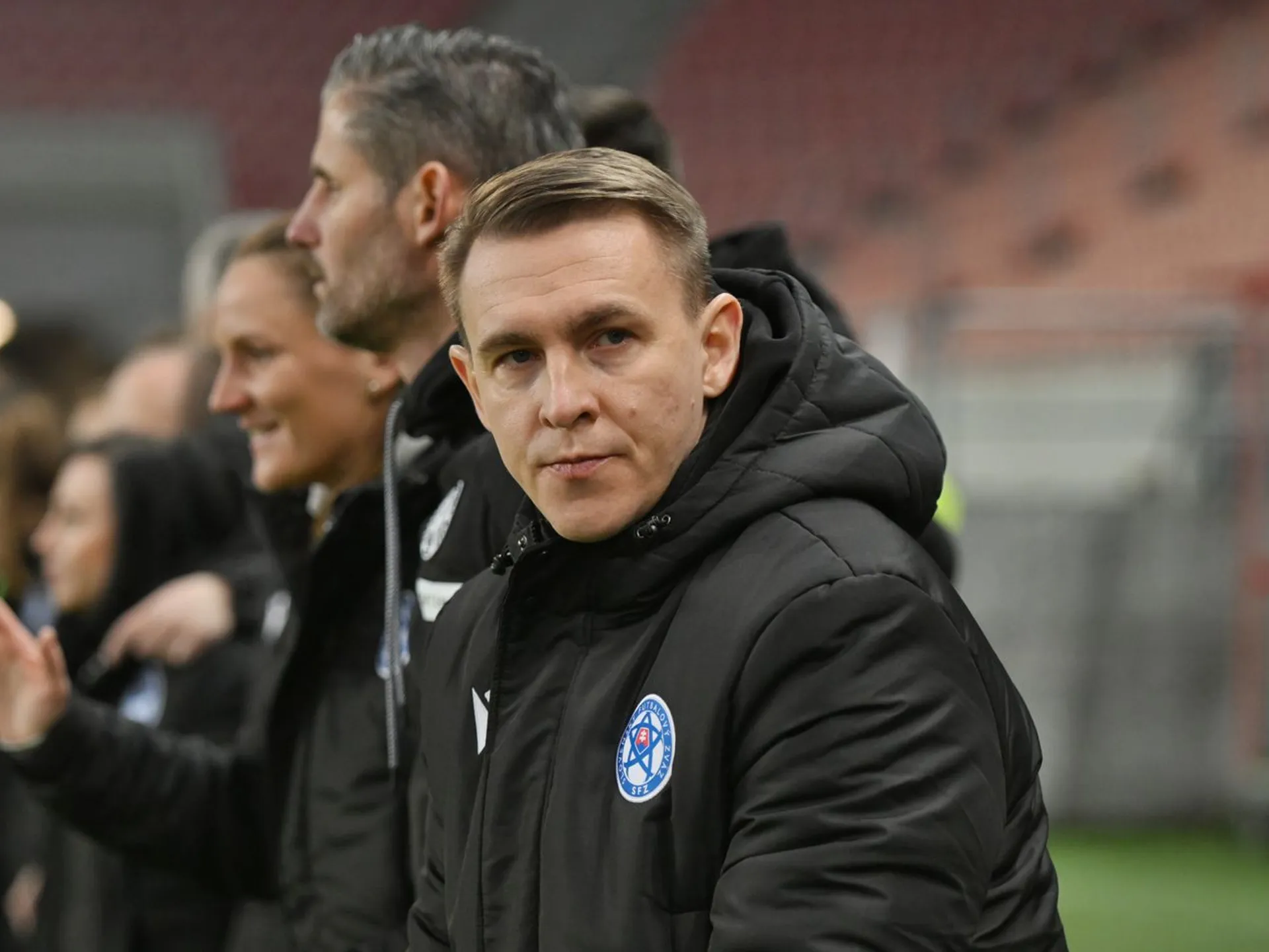 Na snímke tréner Slovenska Peter Kopúň tlieska počas zápasu 2. kola 1. skupiny C-divízie Ligy národov vo futbale žien Slovensko - Moldavsko v Trnave v utorok 25. februára 2025. 