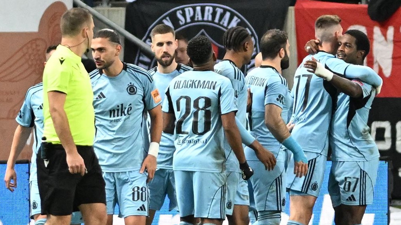 Radosť hráčov Slovana po strelení gólu.