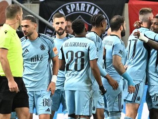 Radosť hráčov Slovana po strelení gólu.