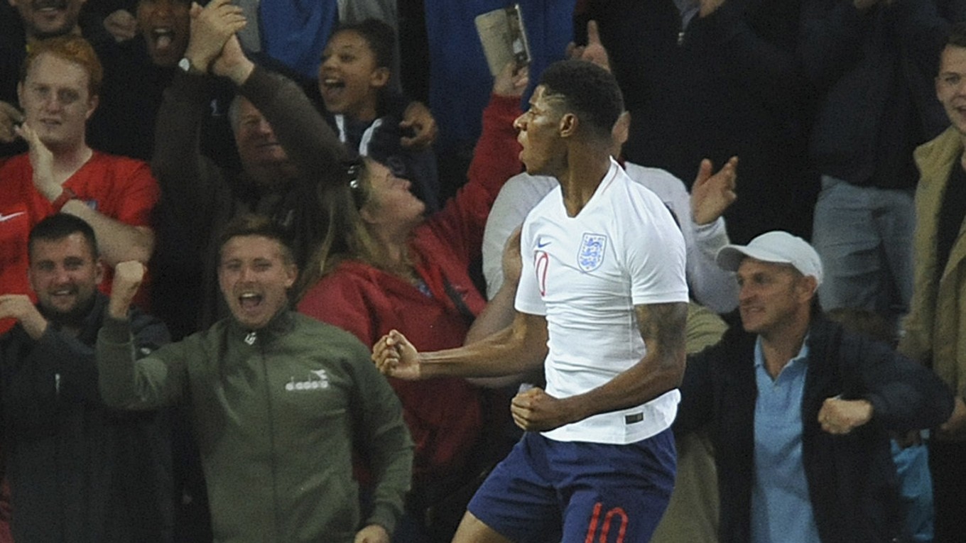 Marcus Rashford oslavuje gól v drese Anglicka.