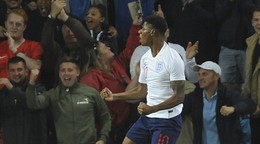 Marcus Rashford oslavuje gól v drese Anglicka.