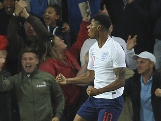 Marcus Rashford oslavuje gól v drese Anglicka.