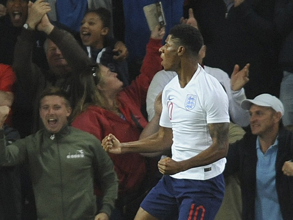 Marcus Rashford oslavuje gól v drese Anglicka.