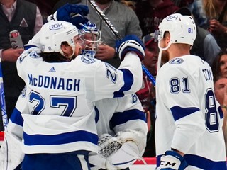 Erik Černák so spoluhráčmi vo finále play off NHL.