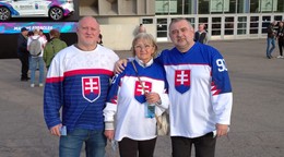 Marek Tatar (vľavo) s bratom Tiborom a mamou pred štadiónom Helsinki Ice Hall.