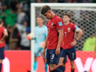 Smutný Adam Hložek a ďalší českí futbalisti v zápase proti Mexiku na MS 2026.