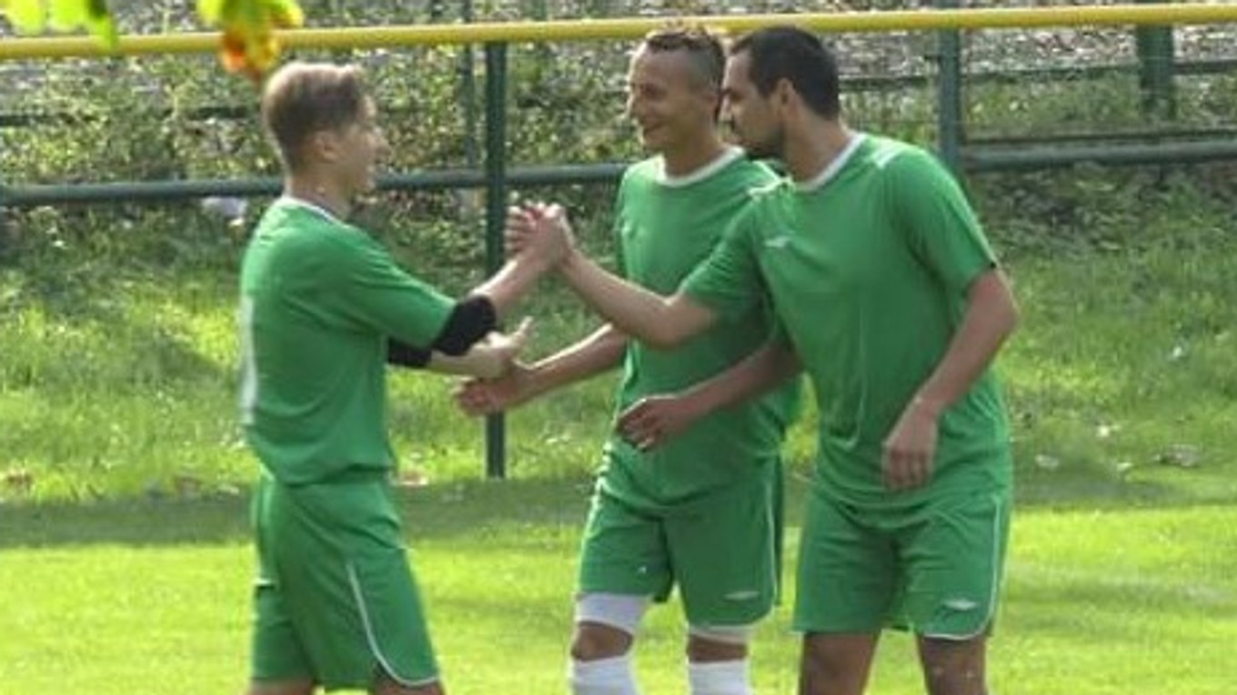 Radosť futbalistov FK Tatran Úpor, Marek Rugolský v strede.