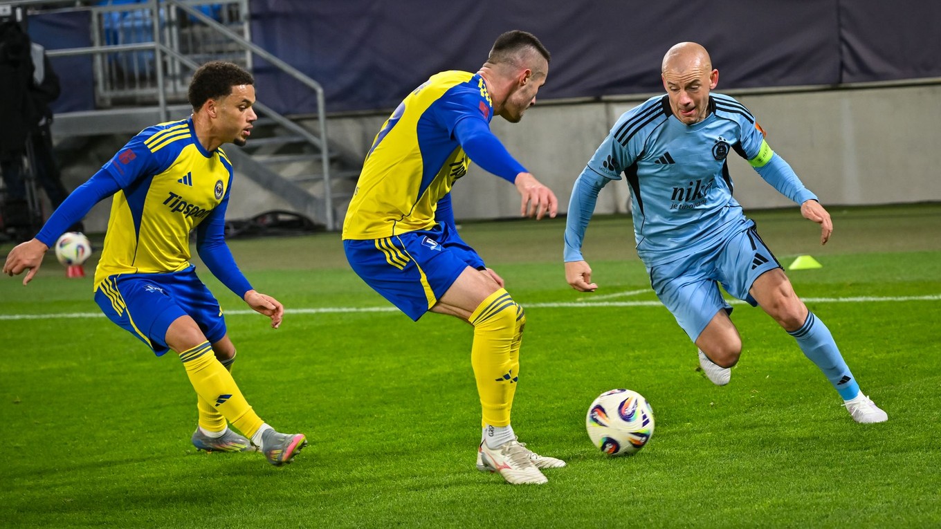 Na snímke zľava Kai Brosnan, Matej Čurma (obaja Michalovce) a Vladimír Weiss ml. (Slovan)