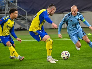 Na snímke zľava Kai Brosnan, Matej Čurma (obaja Michalovce) a Vladimír Weiss ml. (Slovan)