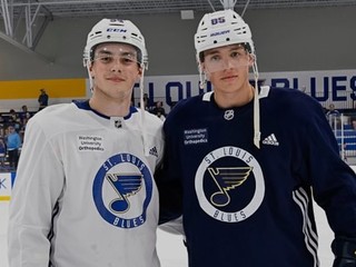 Dalibor Dvorský (vľavo) a Juraj Pekarčík (vpravo) počas kempu St. Louis Blues