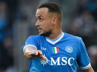 Stanislav Lobotka v zápase s Bolognou.