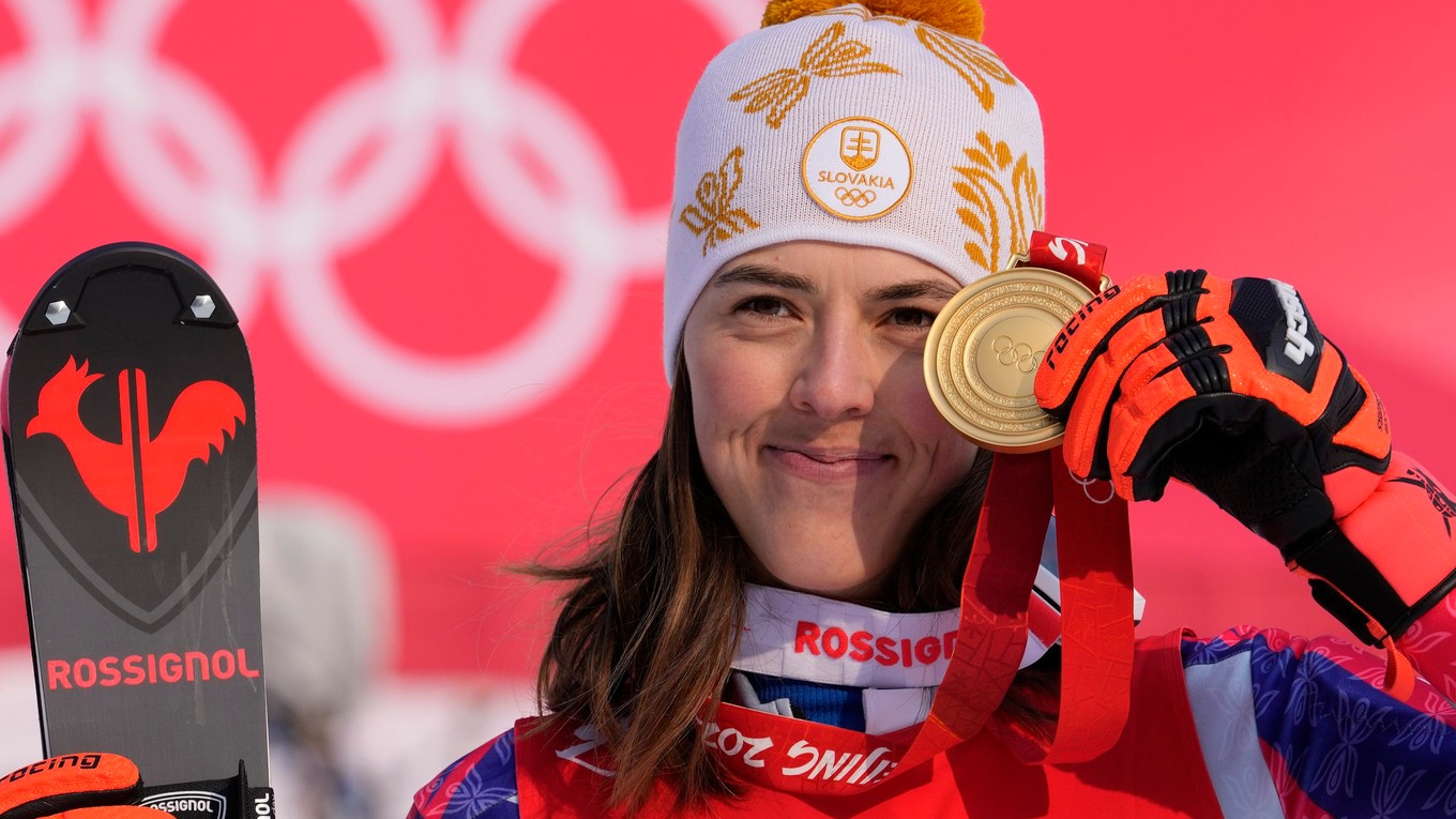 Petra Vlhová so zlatou medailou zo ZOH Peking 2022.
