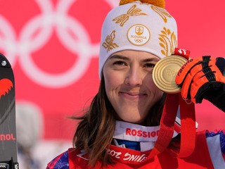Petra Vlhová so zlatou medailou zo ZOH Peking 2022.