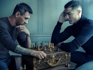 Lionel Messi a Cristiano Ronaldo na spoločnej fotografii, ako hrajú šach.