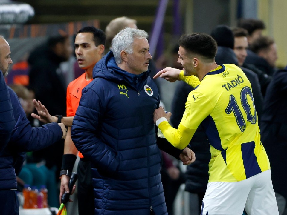 Tréner Jose Mourinho a hráč Fenerbahce Dušan Tadič.