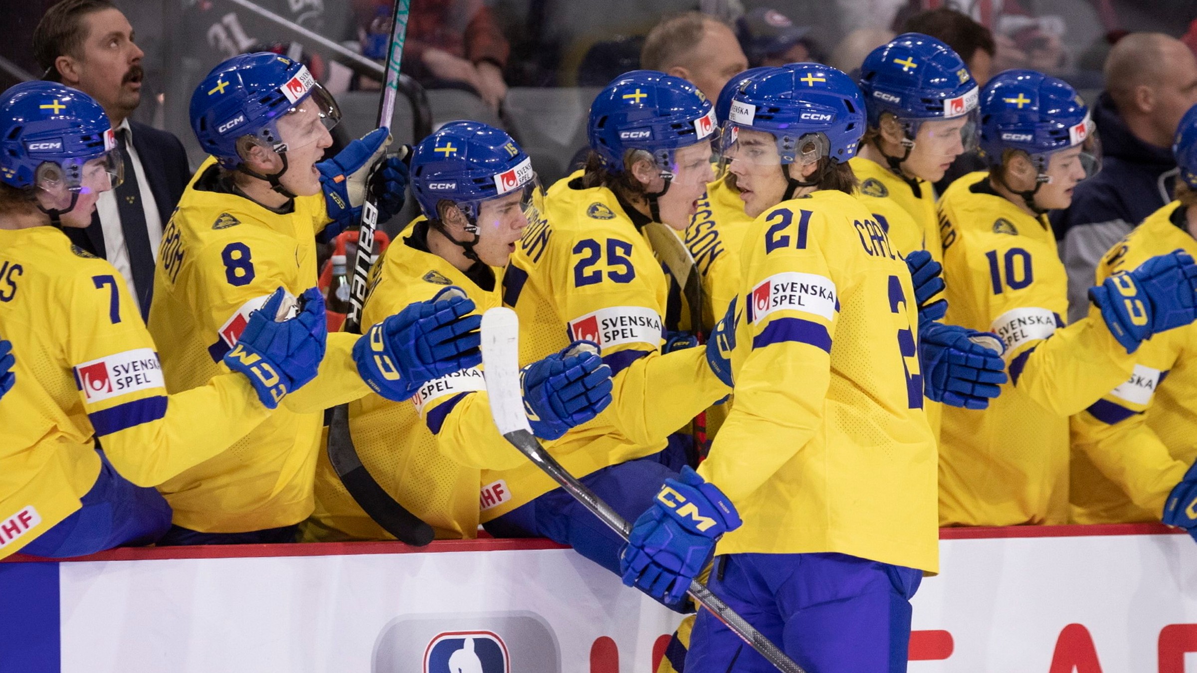 Hokejisti Švédska sa tešia po góle na MS U20 2023.