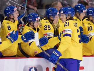 Hokejisti Švédska sa tešia po góle na MS U20 2023.