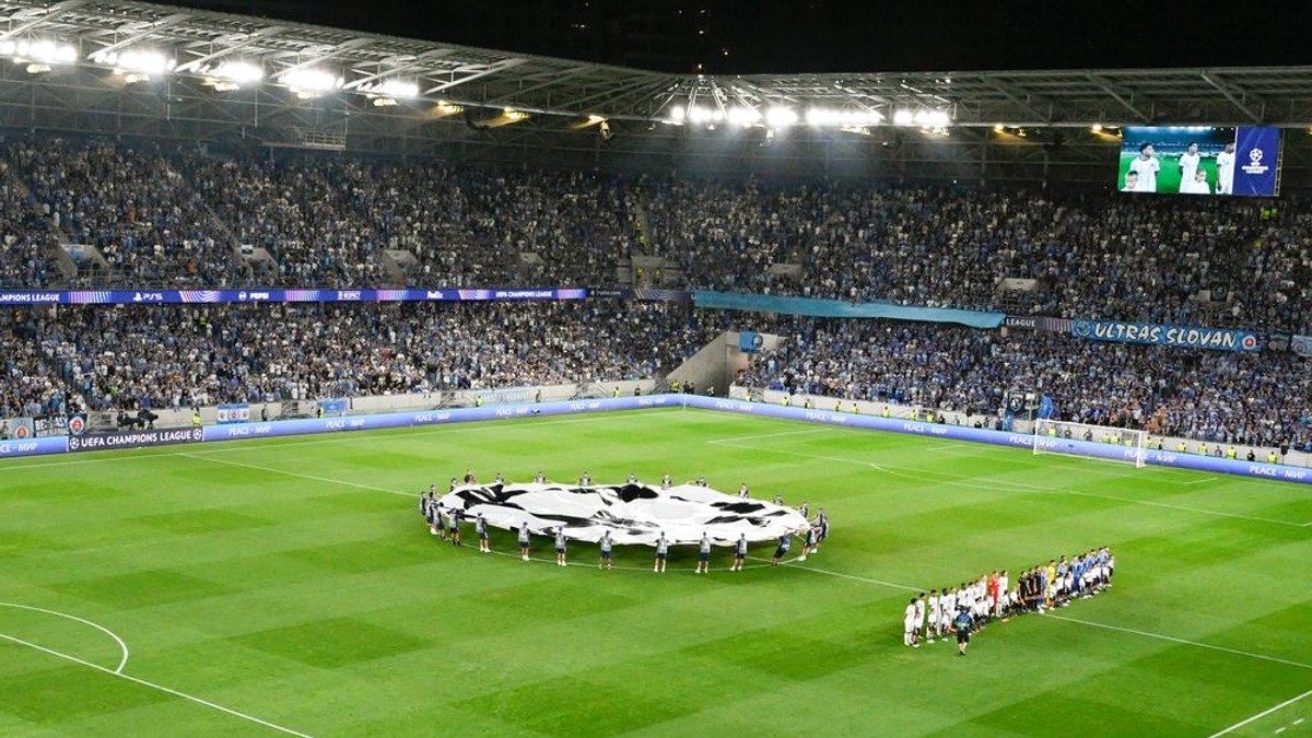 Nástup tímov v zápase ŠK Slovan Bratislava - FC Midtjylland v odvete play-off Ligy majstrov.