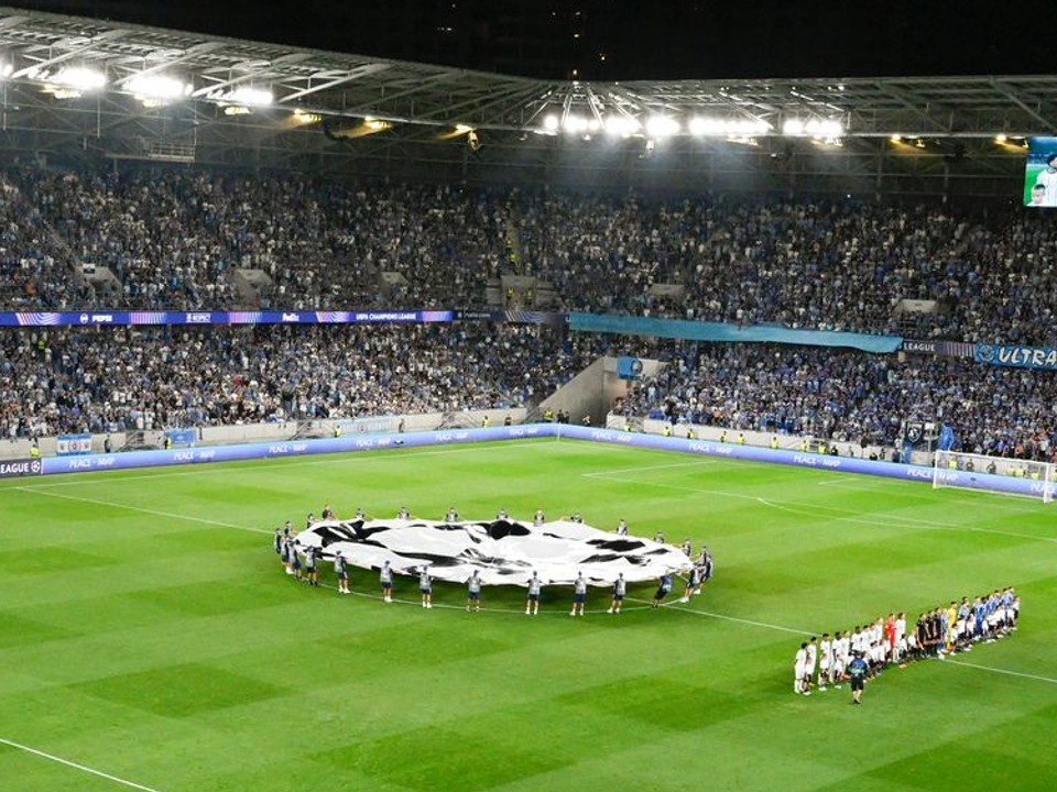 Nástup tímov v zápase ŠK Slovan Bratislava - FC Midtjylland v odvete play-off Ligy majstrov.