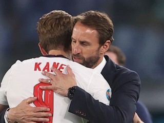Anglický útočník Harry Kane a tréner Gareth Southgate.